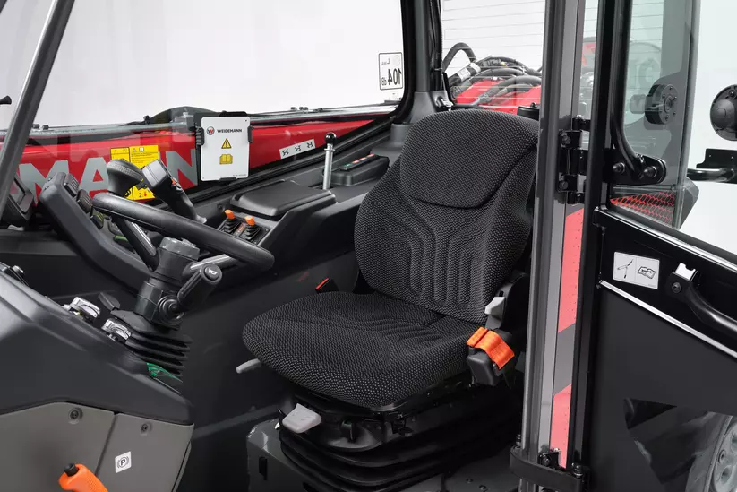 Weidemann Teleskoplader T6025 im Studio, Fahrersitz (Joystick Konsole nicht mitfedernd)