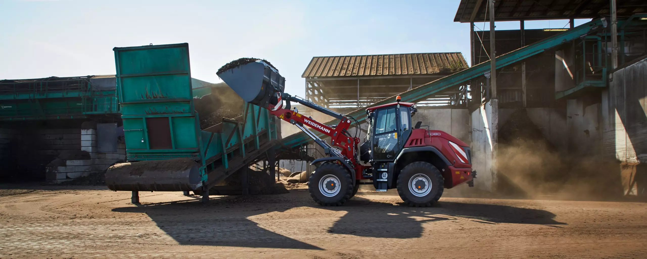 Weidemann wheel loader 9080 cabin with pallet fork in action