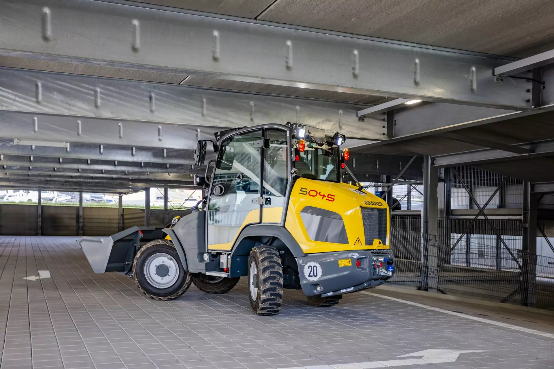 The 5045 wheel loader moves through the underground car park.