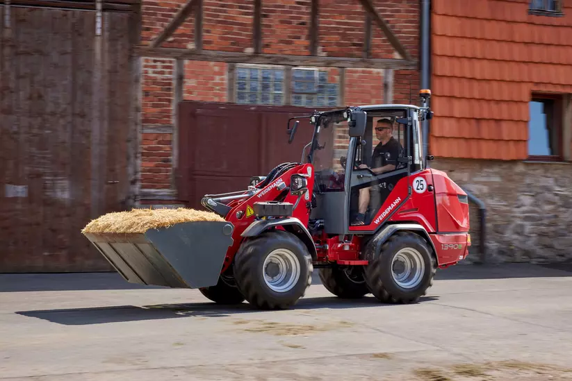 Weidemann Hoftrac 1390e mit Leichtgutschaufel im Einsatz