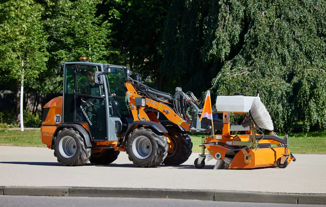 Weidemann attachment Rotary sweeper 25, in action municipality, Hoftrac 1260LP