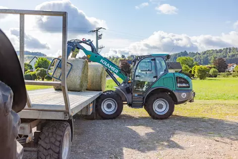 Der Kramer Radlader KL41.8 beim Ballentransport.