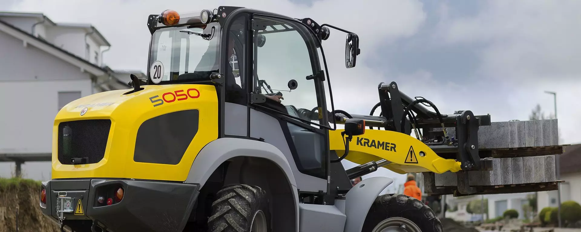 Der Kramer Radlader 5050 beim Verladen einer Steinpalette.