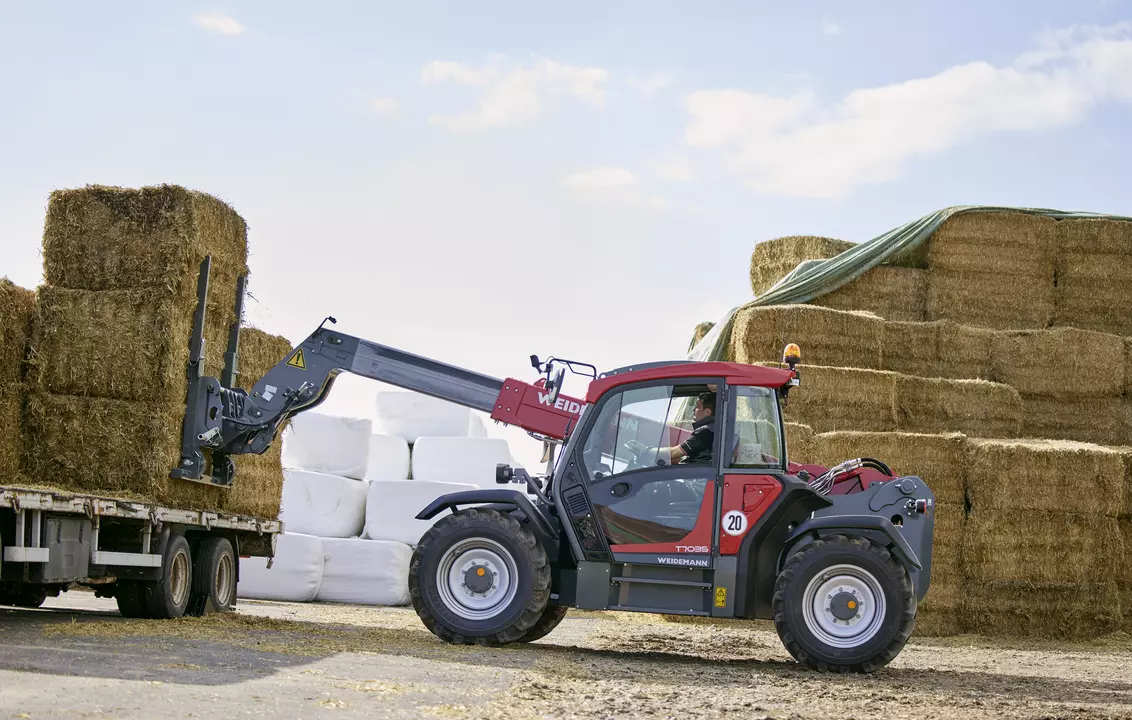 Weidemann telehandler T7035 with bale spear, application