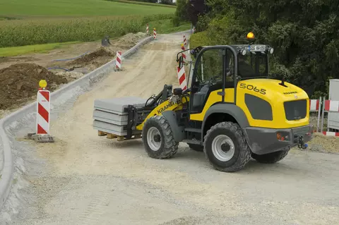 The Kramer wheel loader 5065 while driving with a stone pallet. 