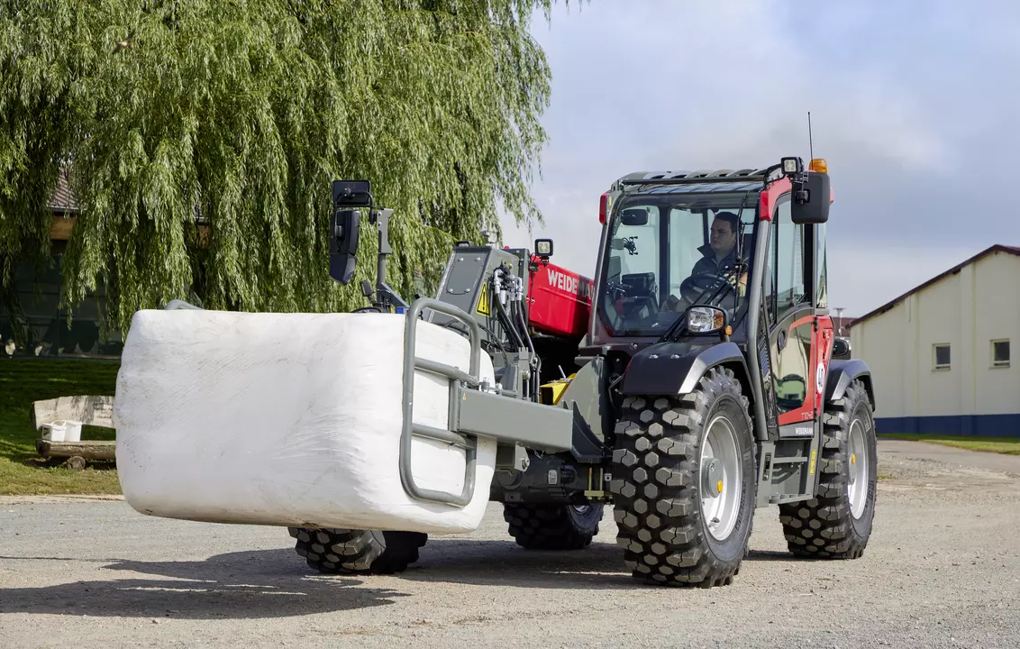 Weidemann telehandler T7042 with round and square bale gripper, application
