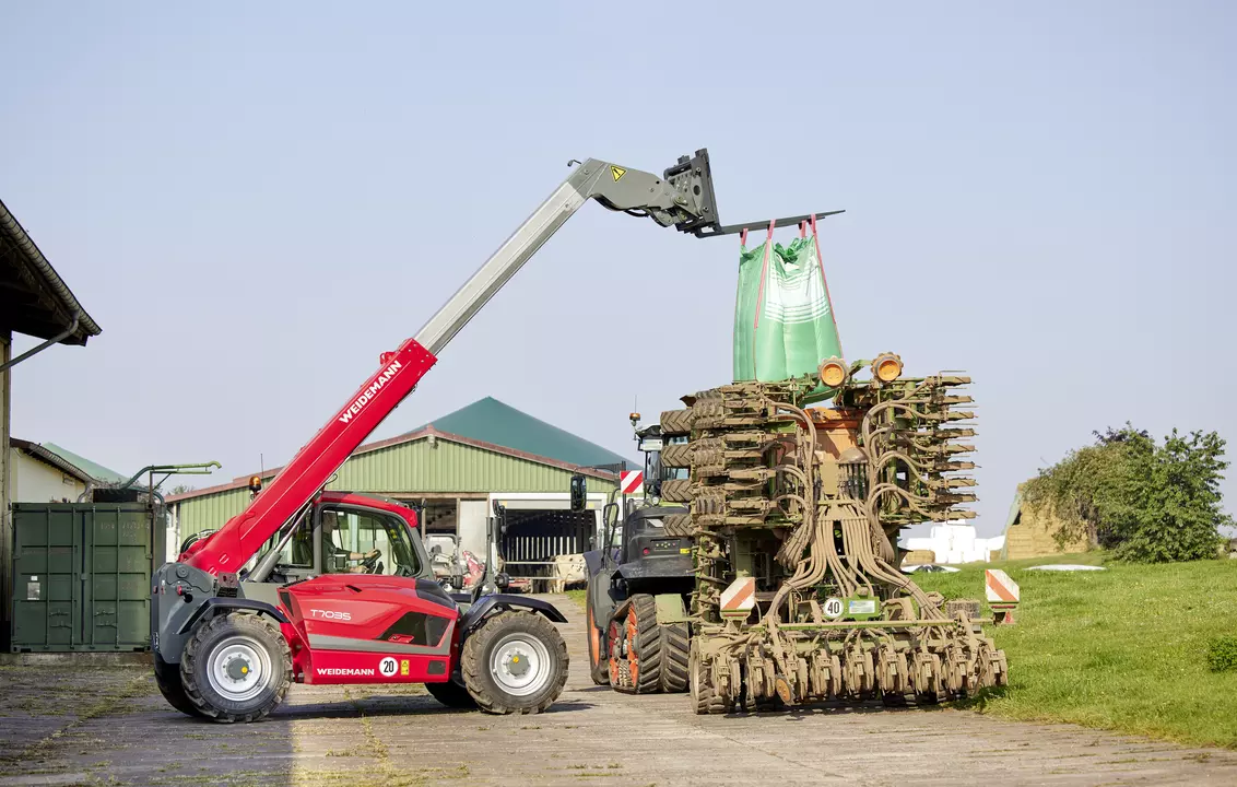Weidemann telehandler T7035 with pallet fork, application
