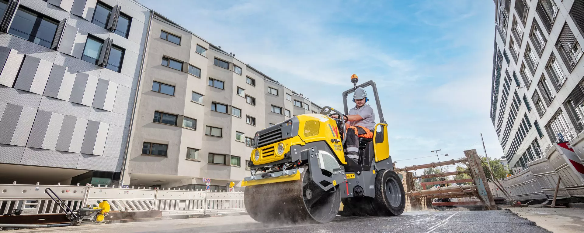 RD18 tandem roller in action