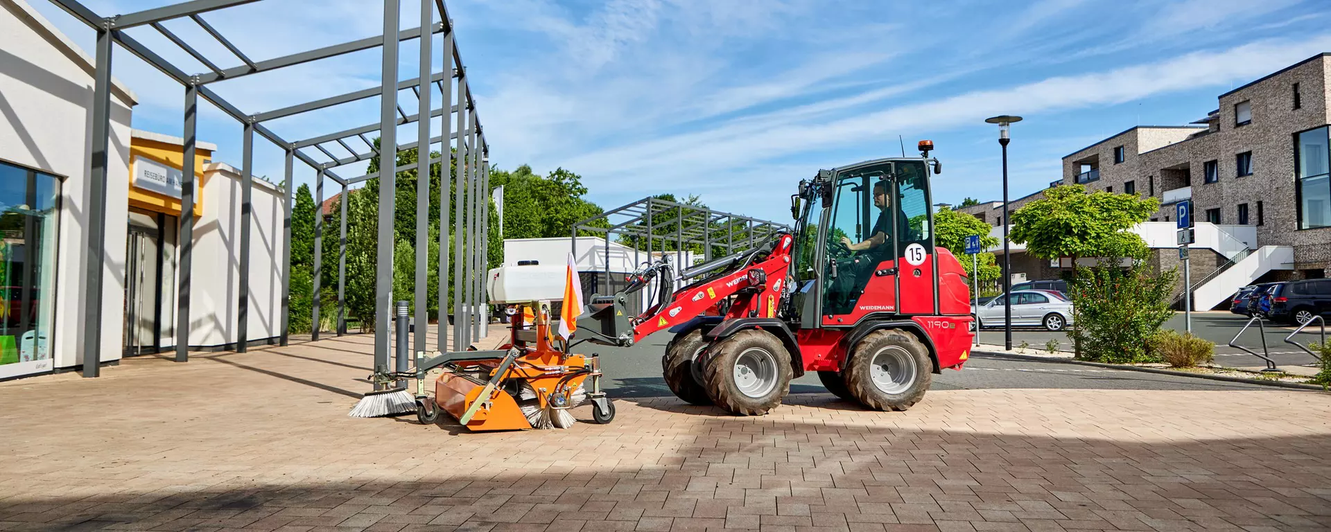 Weidemann Hoftrac/Hoflader 1190e Kabine mit Kehrmaschine im Einsatz