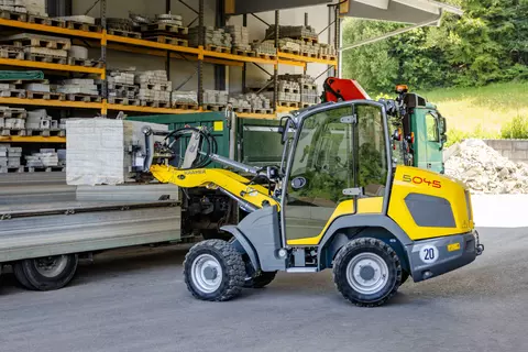 The Kramer wheel loader 5045 during loading.