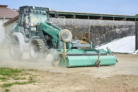 The Kramer telescopic wheel loader KL25.5T while cleaning farm access roads. 
