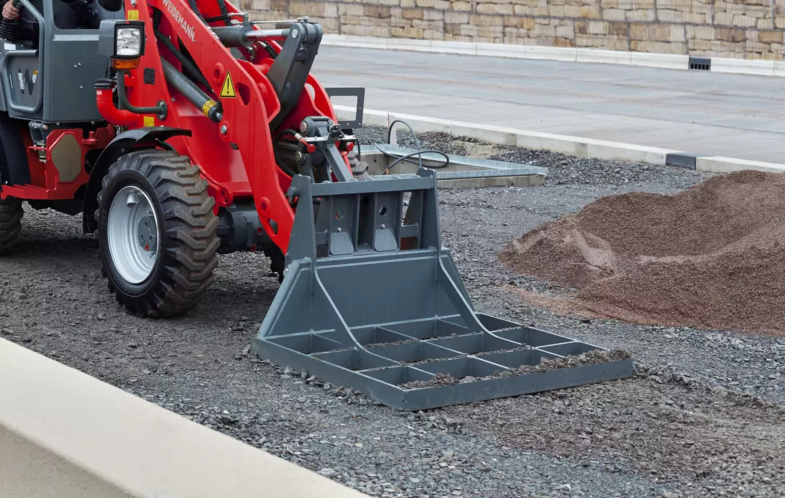 Weidemann Anbaugerät Bodenplaner, Einsatz Industrie, Hoftrac
