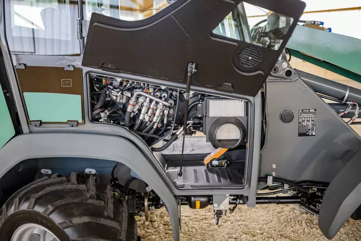 Der Kramer Radlader KL21.5L mit einfachem Wartungszugang.