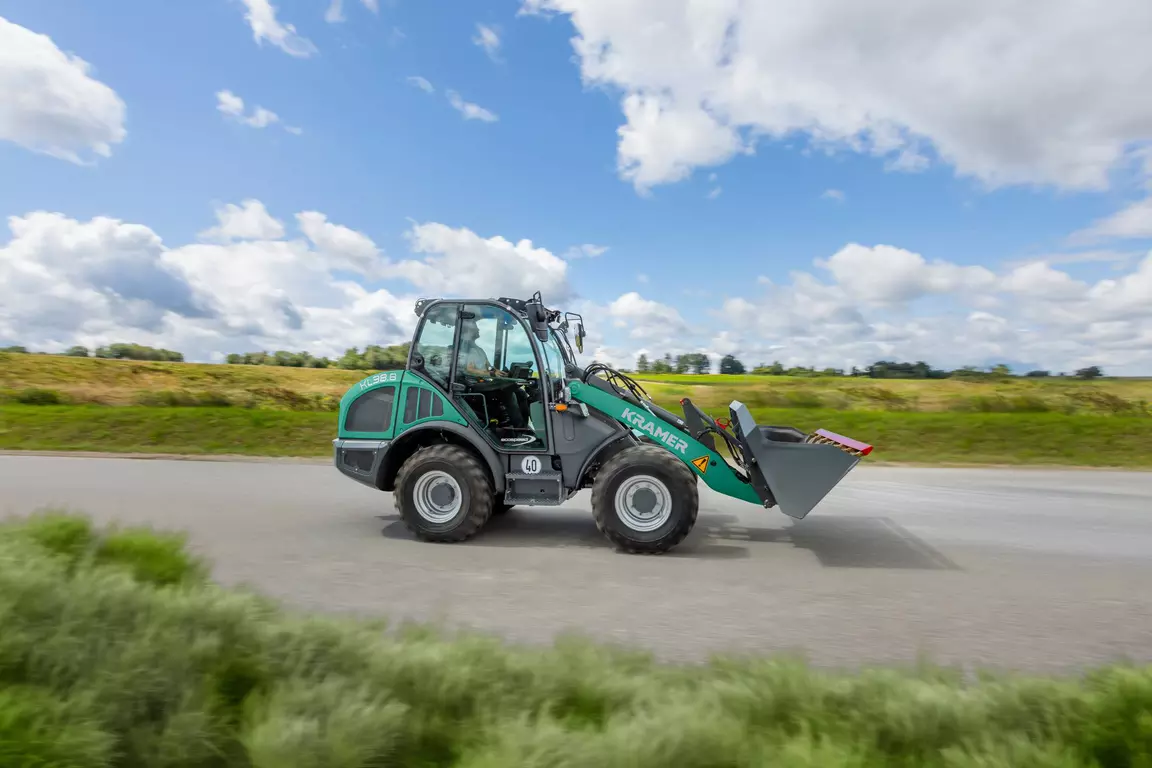 Der Kramer Radlader KL38.8 bei einer Straßenfahrt.
