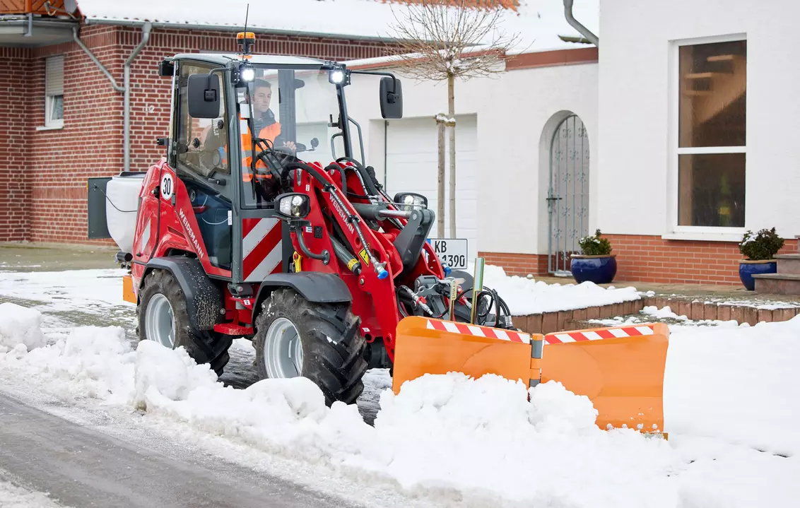 Weidemann attachment V-Snow plow, in action municipality, Hoftrac 1390
