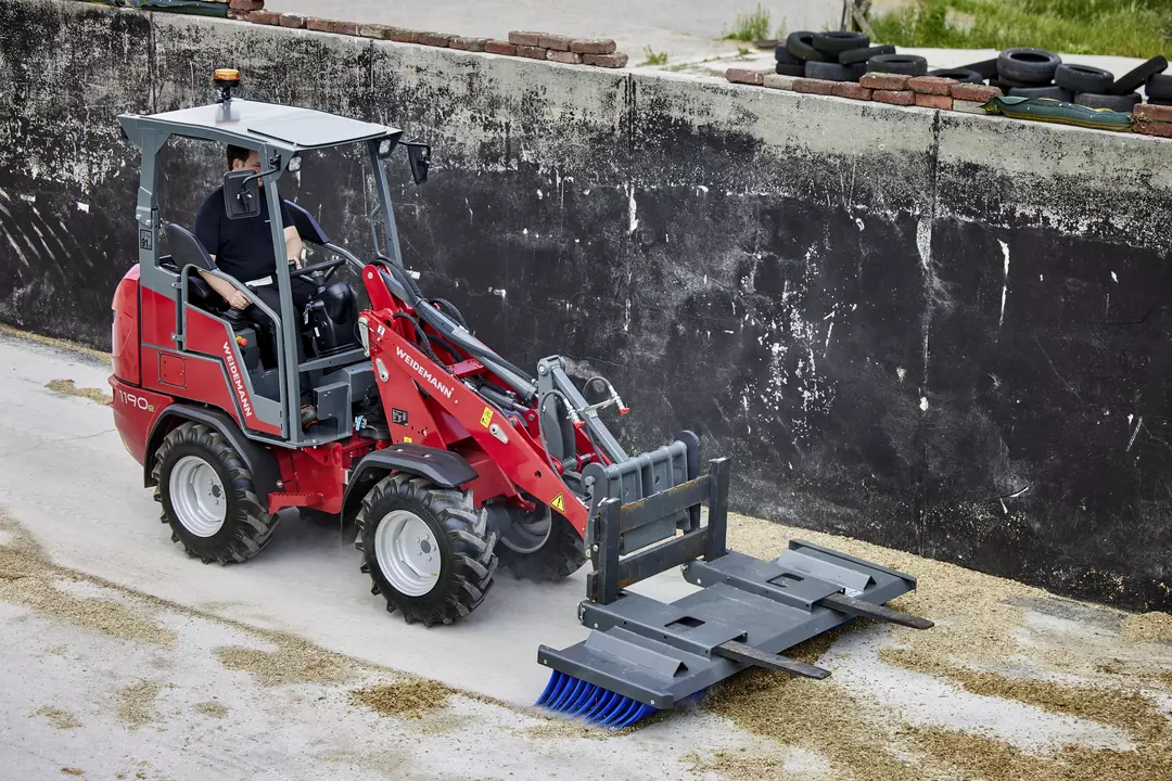 Weidemann Hoftrac 1190e Fahrerschutzdach mit Kehrbesen, Einsatz