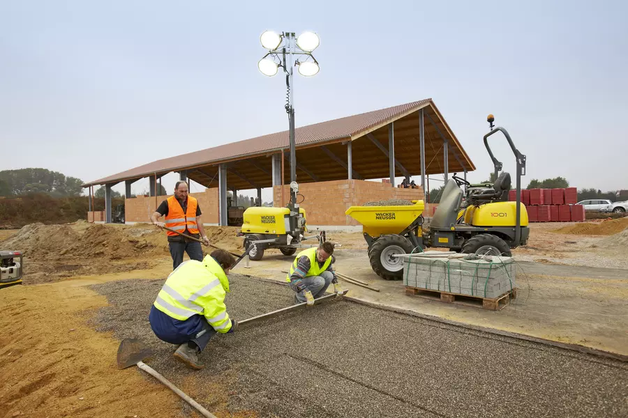 Construction site with wheel dumper 1001 and ligt masts LTN6 in action