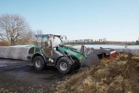 Der Kramer-Radlader KL38.8 bei der Silageernte.