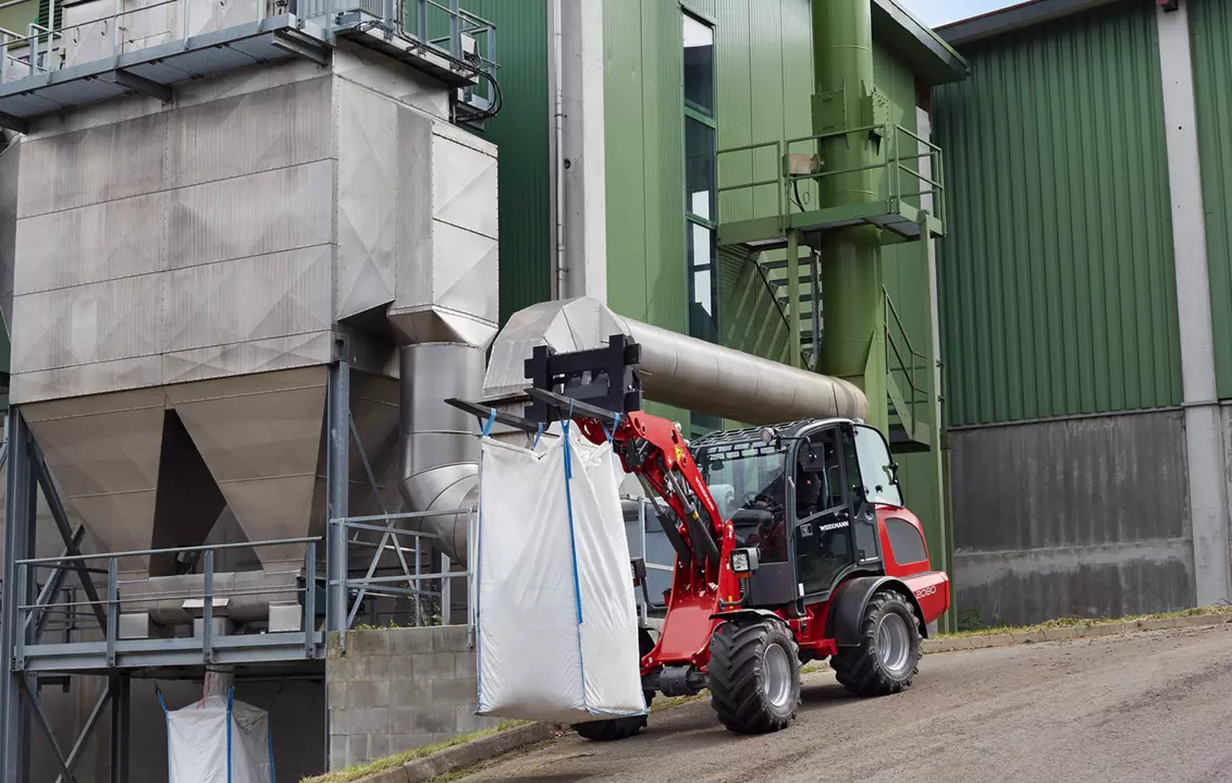 Weidemann attachment Pallet fork, in action industry, Wheel loader 2080