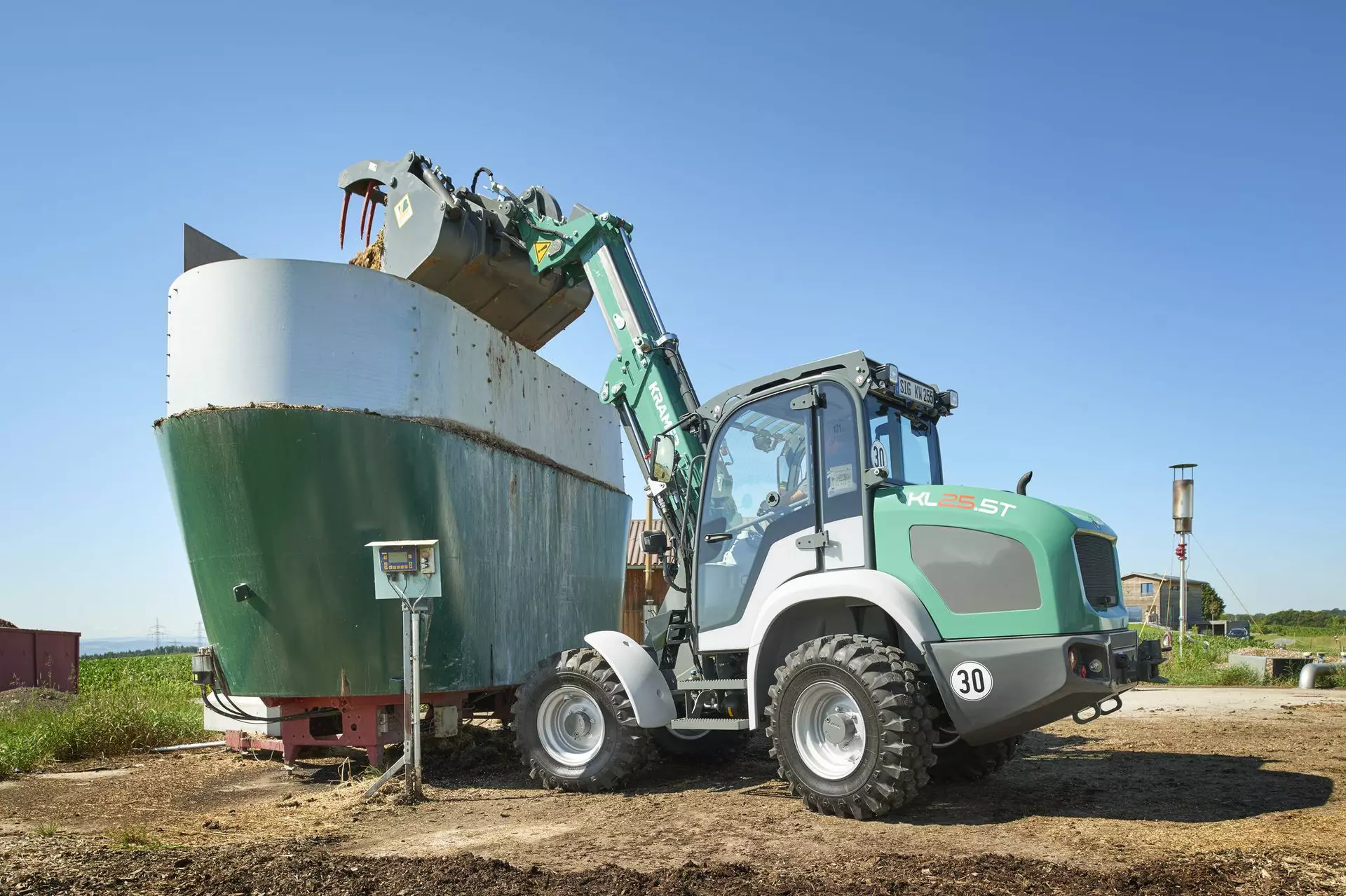 The Kramer telescopic wheel loader KL25.5T while filling a feeder mixer. 