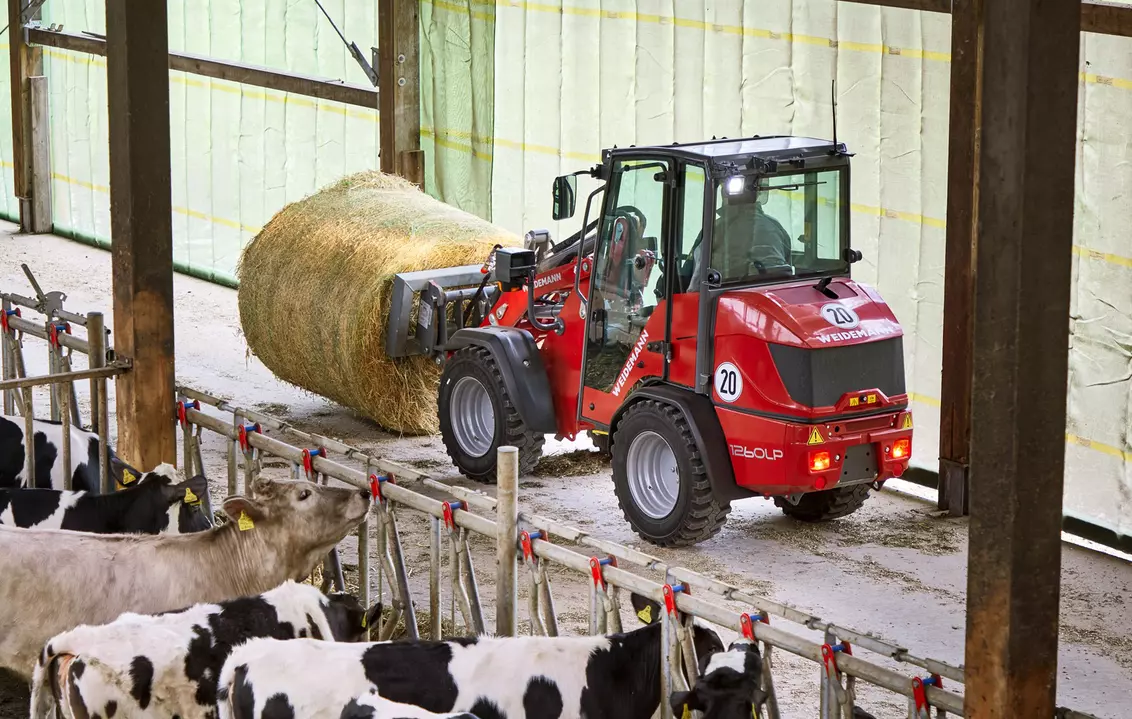 Weidemann attachment Bale spear, in action agriculture, Hoftrac 1260LP