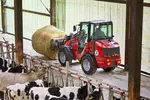 Weidemann attachment Bale spear, in action agriculture, Hoftrac 1260LP