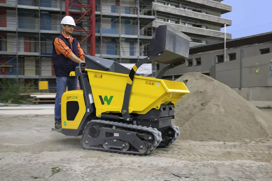 DT10e beim Befüllen der Mulde mit Sand mittels Selbstladeeinrichtung