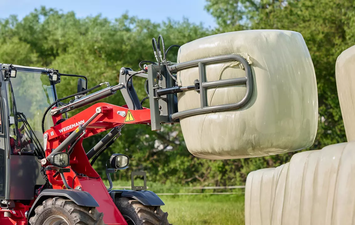 Weidemann attachment Round bale fork for wrapped bales, in action agriculture, Hoftrac 1390