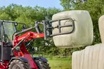 Weidemann attachment Round bale fork for wrapped bales, in action agriculture, Hoftrac 1390