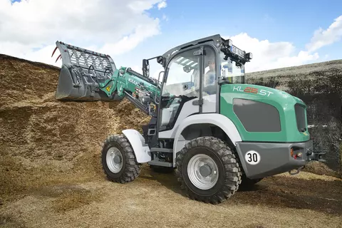 The Kramer telescopic wheel loader KL25.5T while loading silage. 