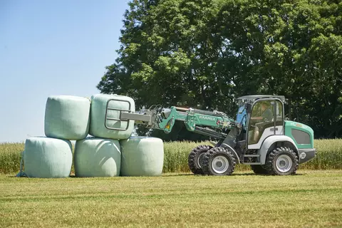 The Kramer telescopic wheel loader KL25.5T while stacking straw bales. 