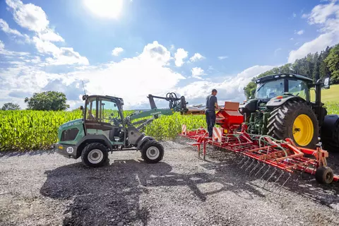Das Beladen von Paletten mit einem Kramer KL21.5L Radlader.