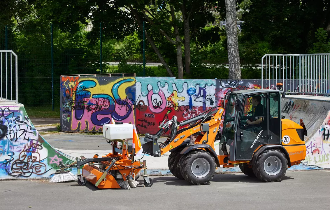 Weidemann attachment Rotary sweeper 25, in action municipality, Hoftrac 1260LP