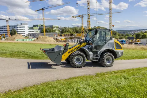 Der Kramer Radlader 8115 bei der Straßenfahrt.