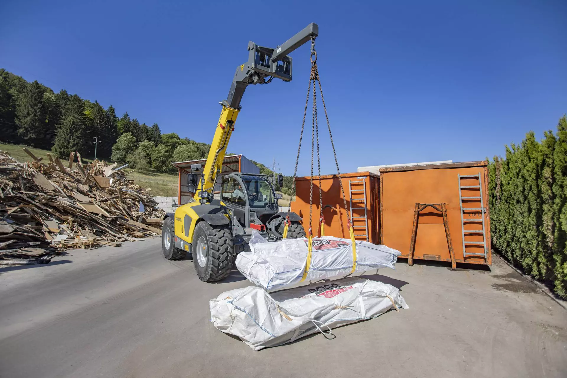 The Kramer telehandler 5509 while recycling work.