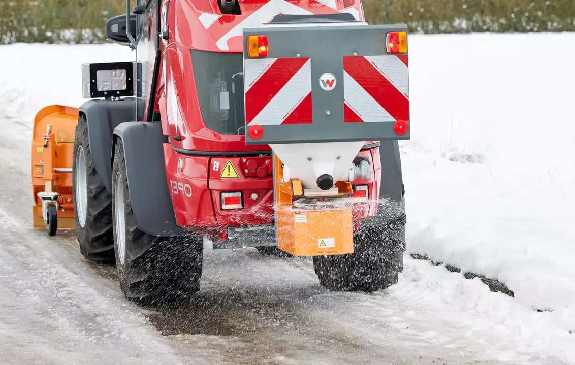 Weidemann attachment Small spreader, in action municipality, Hoftrac 1390