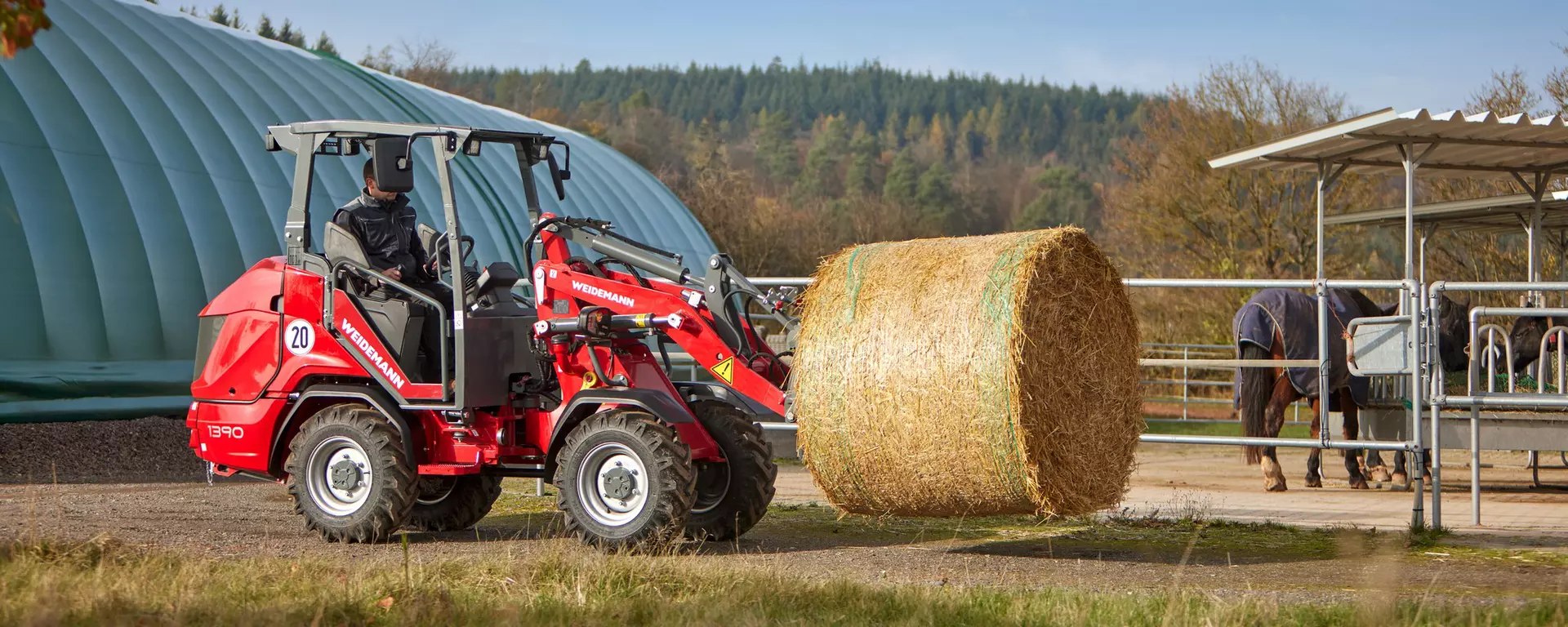 Weidemann Hoftrac/Hoflader mit Ballenspiess im Einsatz