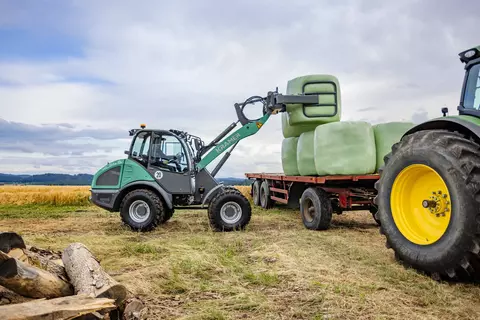 Der Kramer Radlader KL36.5 beim Beladen von Strohballen.