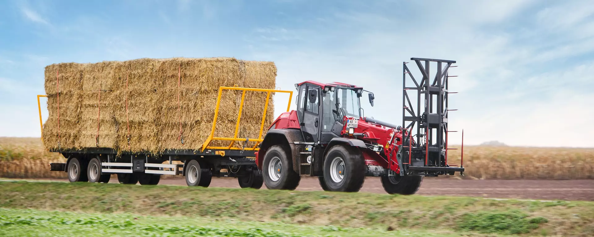 Weidemann Teleskopradlader 9580T Kabine mit Anhängertransport im Einsatz