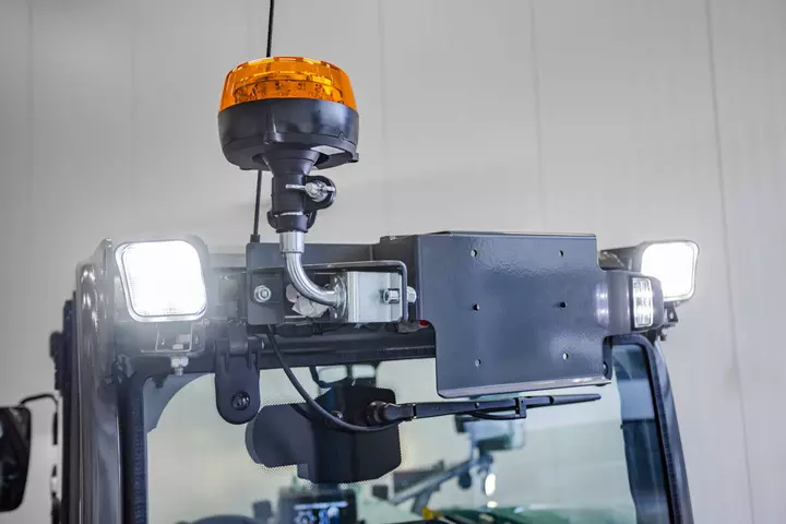 The LED all-round lighting of the telehandler KT276 from Kramer.