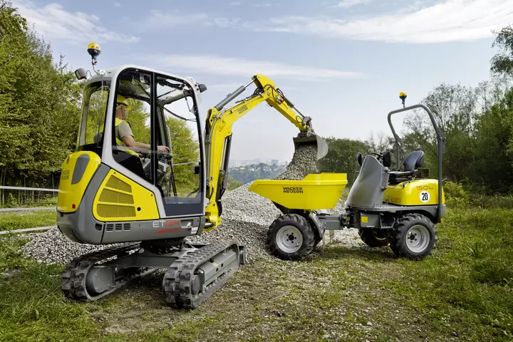 ET24 dredges gravel for removal in the wheel dumper 1501s