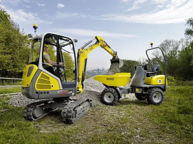 ET24 dredges gravel for removal in the wheel dumper 1501s