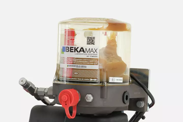 Wacker Neuson telehandler TH625 in studio, central lubrication system