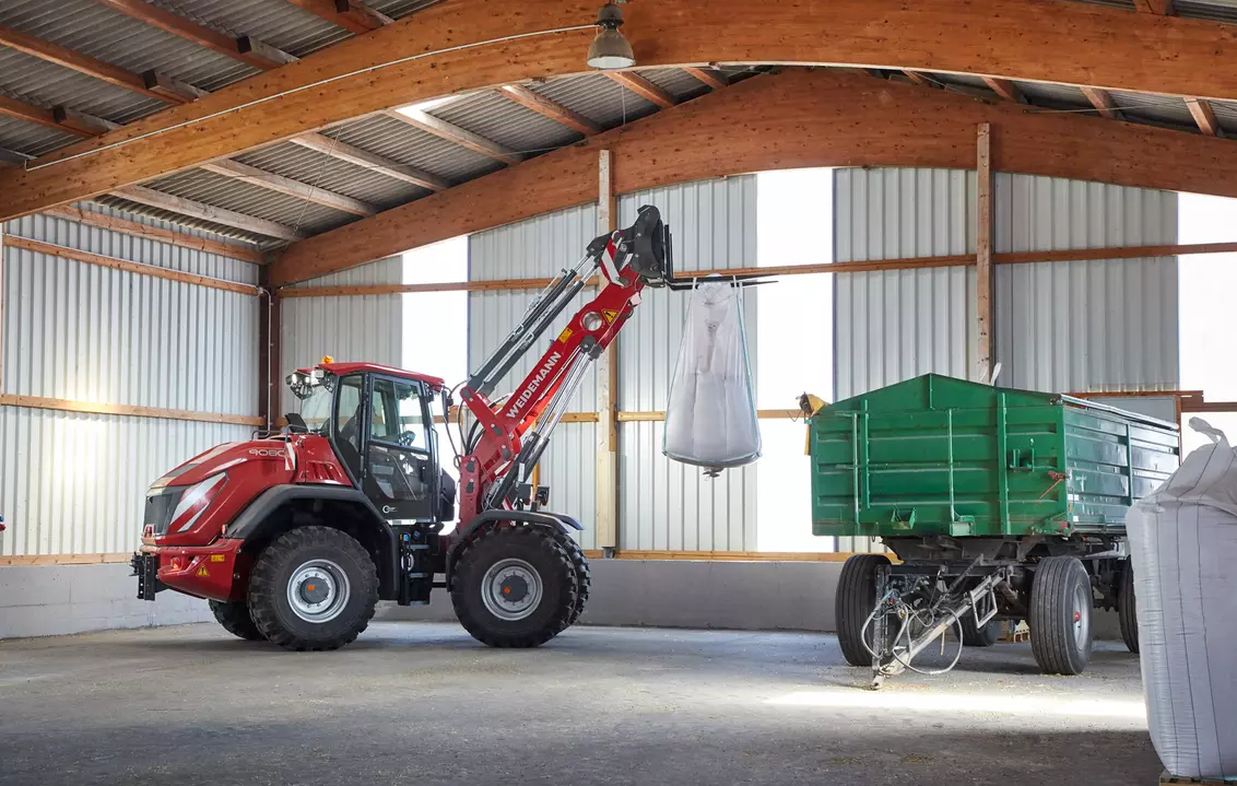 Weidemann attachment Pallet fork, in action agriculture, Wheel loader 9080