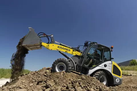 Der Kramer Radlader 5085 beim Verladen von Erde.