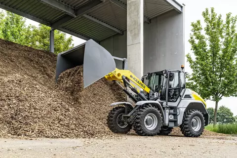 Der Kramer Radlader 8155 beim Verladen von Hackschnitzel.
