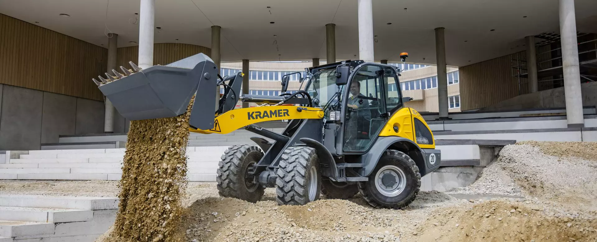Der Kramer Radlader 5095 beim Verladen vom Schüttgut.