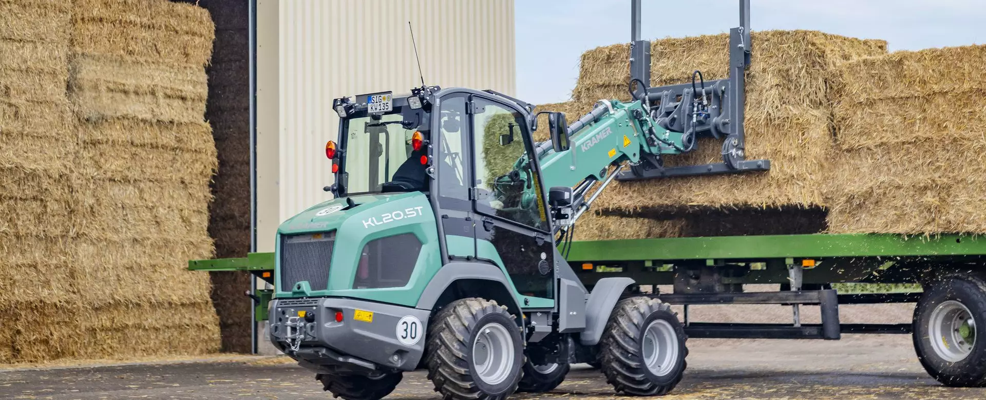 Der Teleskopradlader KL20.5T beim Transport von Ballen.