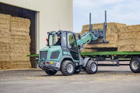 Der Teleskopradlader KL20.5T beim Transport von Ballen.