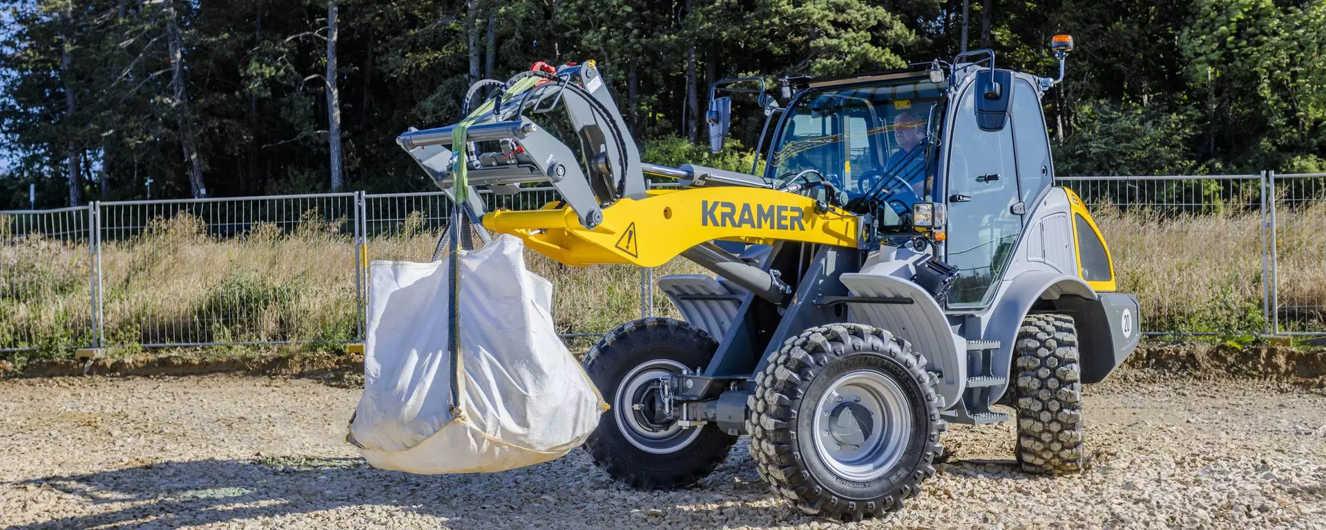 Der Kramer Radlader 8115 beim Transport eines Big Packs.